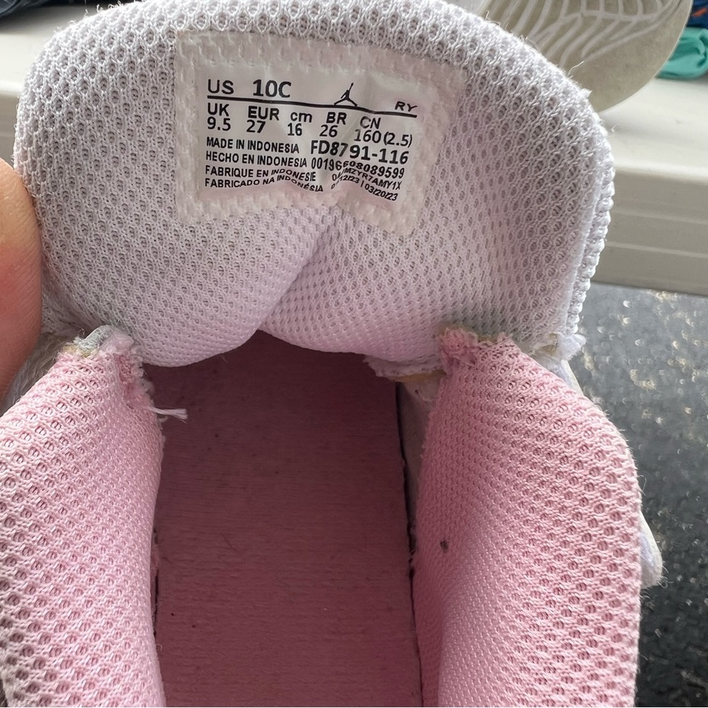 Jordan Max Aura 5 Fund kids size 10 White Pink Girls - Picture 7 of 8